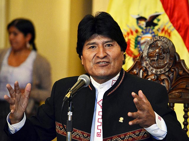 Президента Боливии уличили в нарушении социалистических принципов - он приказал телохранителю завязать себе шнурки