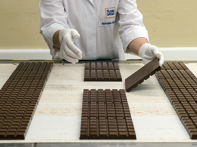 Импорт шоколада и шоколадных кондитерских изделий в России за первые 6 месяцев 2015 года сократился в 2,4 раза до 20,98 тыс. тонн с 50,17 тыс. тонн в первом полугодии прошлого года