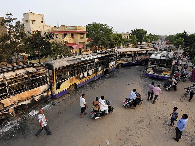 По меньшей мере девять человек погибли в ходе народных волнений в штате Гуджарат на западе Индии