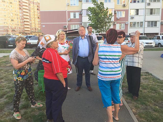 Пресса заподозрила депутата от КПРФ в жульничестве из-за пририсованных людей на фото встречи с ним Пресса заподозрила депутата от КПРФ в жульничестве из-за пририсованных людей на фото встречи с ним
