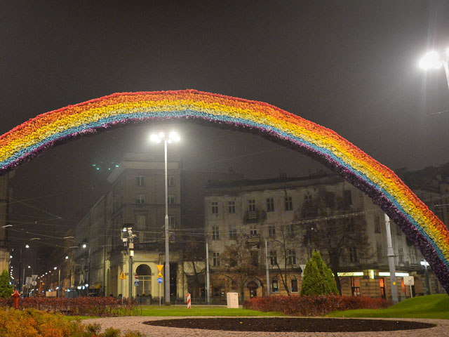 В ночь на четверг, 27 августа, власти Варшавы демонтировали радужную инсталляцию на площади Спасителя