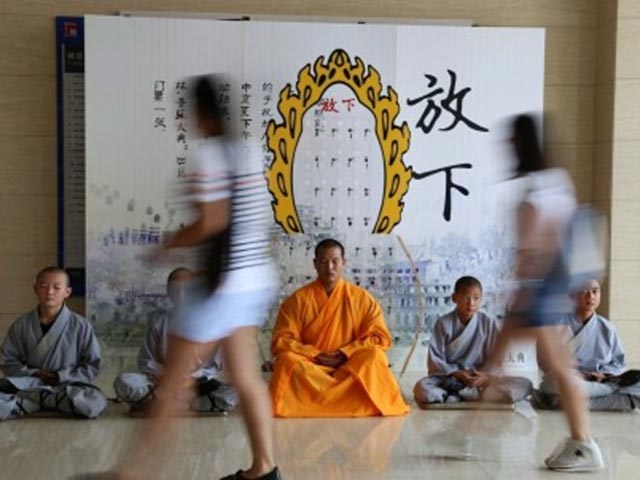 Буддийский монах из монастыря Шаолинь целый день просидел в позе лотоса в холле офисного здания в городе Чжэнчжоу провинции Хэнань, чтобы убедить прохожих на один день отказаться от своих мобильных телефонов и передать их на хранение