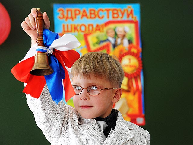 Почти 20 тысяч рублей предстоит потратить средней российской семье на сборы школьника к началу учебного года. Эта сумма резко, на 47%, выросла по сравнению с 2014 годом