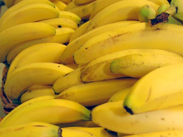 Из-за падения рубля одними из первых подорожали бананы 