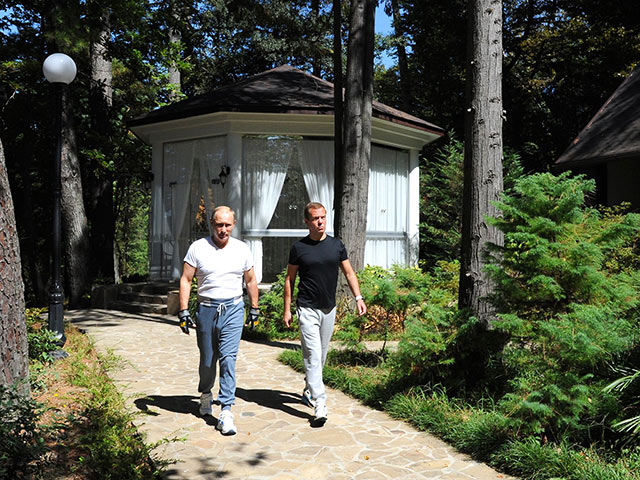 Президент России Владимир Путин и глава правительства Дмитрий Медведев в воскресенье утром провели совместную тренировку, а также вместе позавтракали