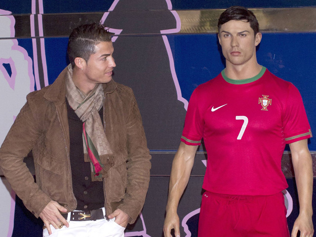 Известный португальский футболист Криштиану Роналду потратил около 30 тысяч долларов для того, чтобы изготовить собственную восковую фигуру, точную копию той, что с 2013 года установлена в мадридском Музее