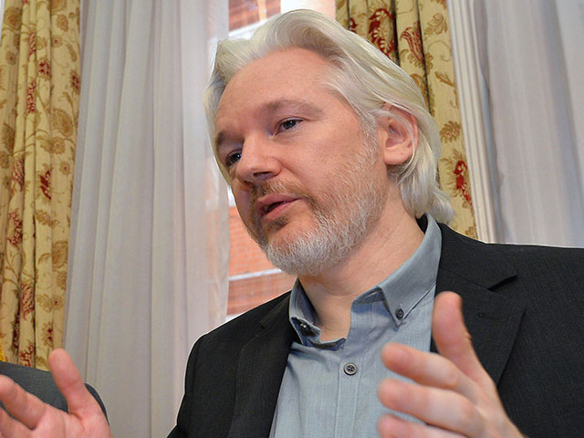 Основатель WikiLeaks Джулиан Ассанж уверяет, что был тем самым человеком, который порекомендовал бывшему агенту Агентства национальной безопасности США Эдварду Сноудену попросить убежища в РФ