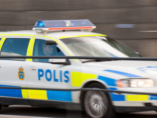 Полиция Швеции расследует поножовщину со стрельбой, произошедшую рядом с магазином торговой сети Lidl в округе Ринкебю на окраине Стокгольма. Там средь бела дня вооруженные злоумышленники убили мужчину, а также ранили еще трех человек
