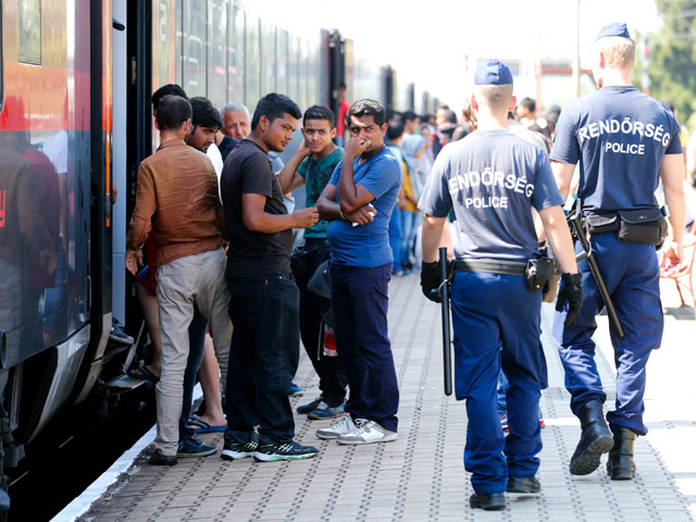 На венгерско-австрийской границе задержан поезд с мигрантами, следовавший из Будапешта в Мюнхен