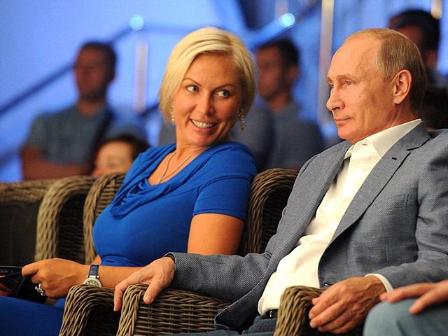 Западные журналисты обратили внимание на расползающиеся по Рунету слухи о новой возлюбленной президента РФ Владимира Путина