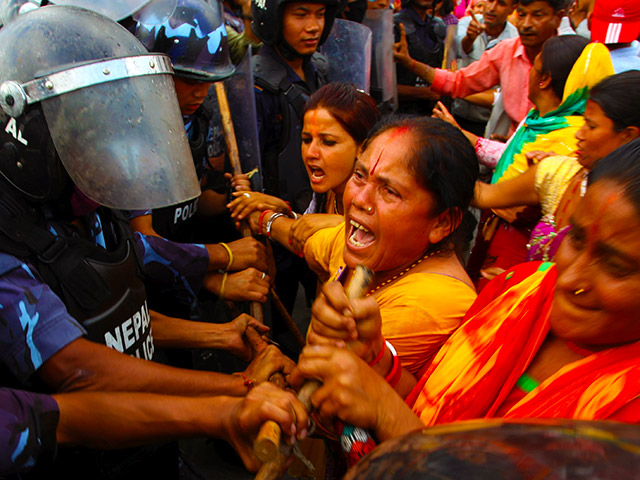 В Непале полиция застрелила пятерых человек, участвовавших в акциях протеста против проекта новой конституции страны