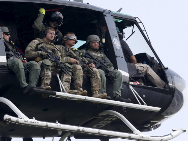 Полицейский вертолет на взлете, Фокс-Лейк, 1 сентября