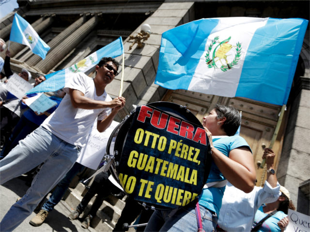 Гватемала, протестующие перед зданием Конгресса перед голосованием о лишении президента страны судебного иммунитета