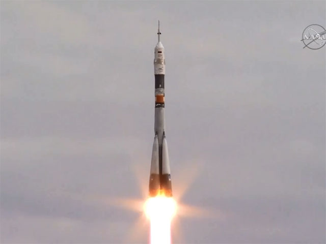 Ракета-носитель "Союз-ФГ" с пилотируемым кораблем "Союз ТМА-18М", на борту которого находится экипаж Международной космической станции (МКС), состоящий из трех человек, стартовала с космодрома Байконур