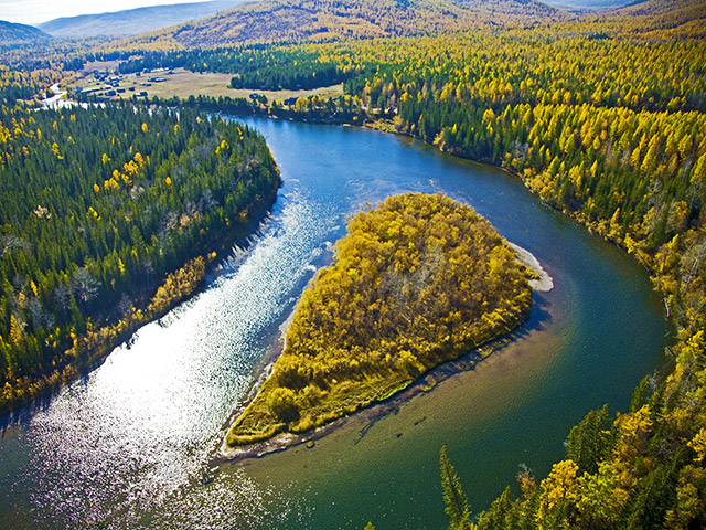 Два нефтяных пятна обнаружены на реке Лена в Якутии, сообщает Министерство природы республики