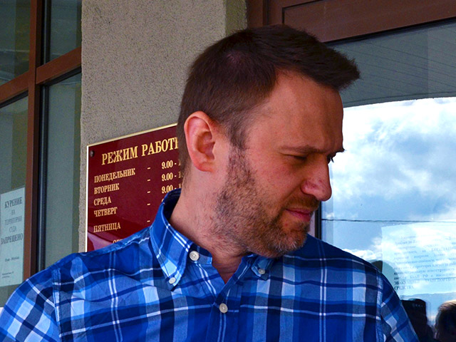 Московские приставы пожаловались на неуловимость оппозиционного политика Алексея Навального, имущество которого пытались описать: оно может быть реализовано в счет погашения им долга "по делу "Yves Rosher" ("Ив Роше")