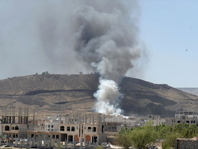 Вооруженные силы Саудовской Аравии и ОАЭ ведут бои на территории Йемена против повстанцев-хуситов. Об этом в среду заявил министр иностранных дел страны Рияд Ясин