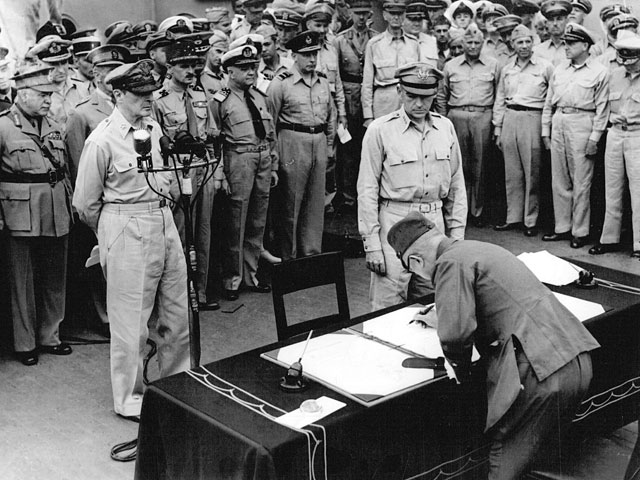 Подписание акта о безоговорочной капитуляции Японии 2 сентября 1945 года на американском линкоре "Миссури"