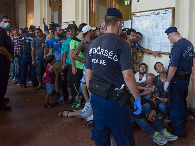 У вокзала в Будапеште начались столкновения мигрантов с полицией