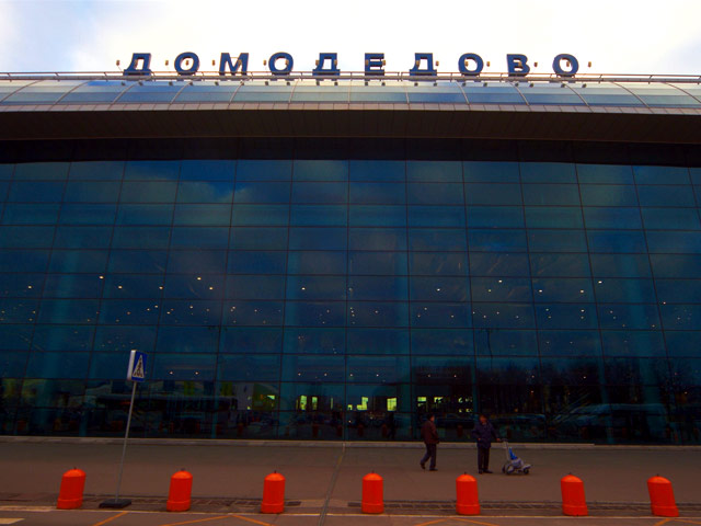 Сильное задымление произошло в московском аэропорту Домодедово в четверг. В результате из терминала срочно эвакуировали около 3 тысяч человек. Полеты самолетов были частично приостановлены
