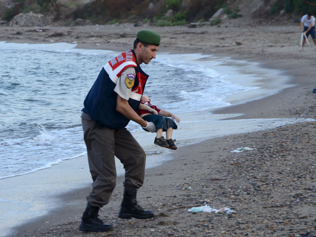 СМИ распространили шокирующие фотографии бездыханного тела маленького мальчика, бежавшего со своими родителями и братом из сирийского города Кобани в надежде доплыть до берегов Греции