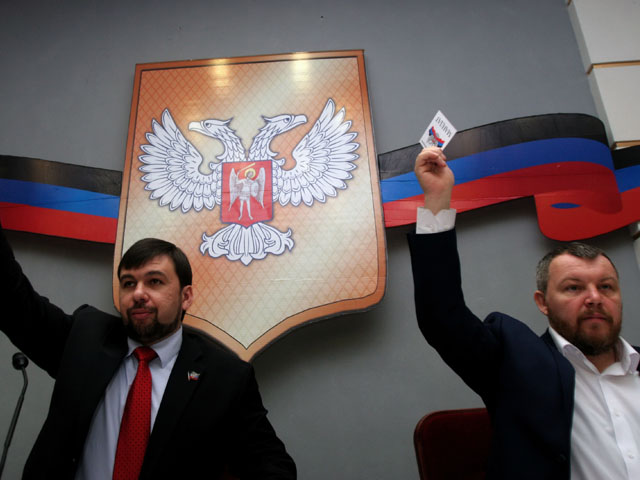 Денис Пушилин (слева) и Андрей Пургин (справа) на первом заседании Народного совета ДНР