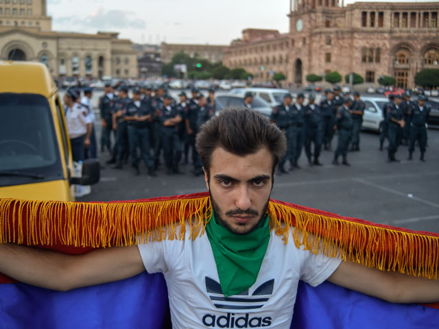 Активист движения "Вставай, Армения!" на площади Республики в Ереване 27 июля