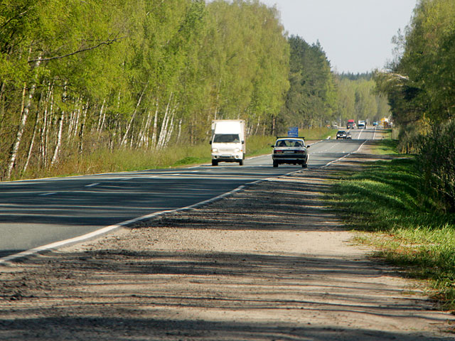 Крупное ДТП произошло на Малом бетонном кольце в Московской области: на встречную полосу выехала фура, столкнувшаяся с двумя автомобилями