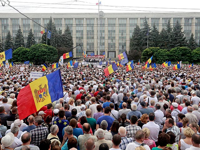 Десятки тысяч человек принимают участие в акции протеста в центре столицы Молдавии Кишинева, которая проходит на площади Великого Национального собрания