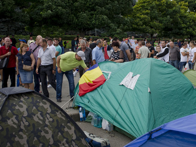 В палаточном городке на площади Великого Национального собрания в центре Кишинева, где днем 6 сентября прошел самый массовый с начала 90-х годов антиправительственный митинг, остались ночевать свыше 100 человек