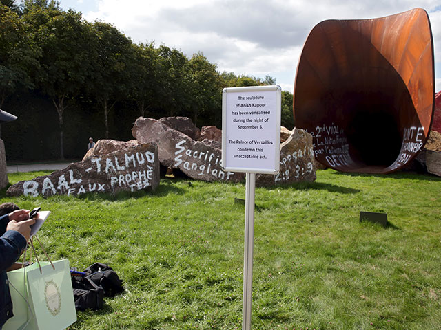 Работа британского художника Аниша Капура "Грязный уголок", больше известная как "королевская вагина", вновь подверглась нападению вандалов