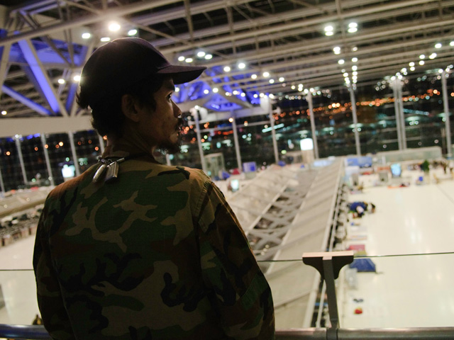 В главном международном аэропорту Бангкока сотрудники правоохранительных органов Таиланда взяли под стражу британского ученого, который семь лет назад обвинил в плагиате таиландского чиновника
