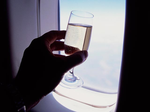 В США стюардессу-мусульманку отстранили от работы за отказ подавать алкоголь