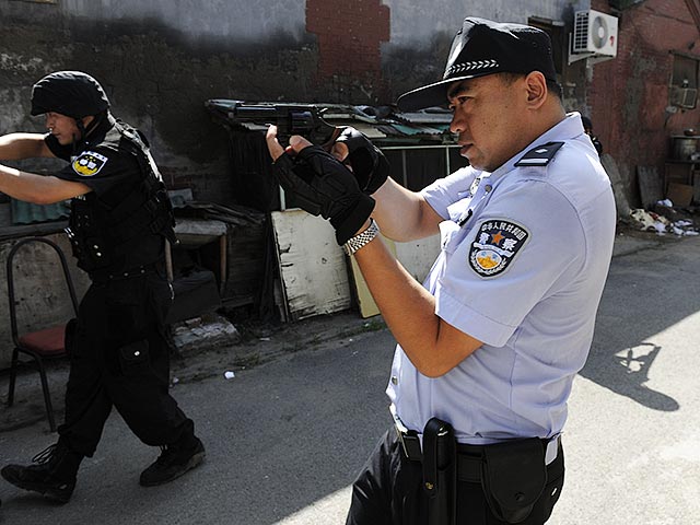 Китайская полиция задержала в центре Пекина злоумышленника, вооруженного кухонным ножом. Мужчина оказал сопротивление при аресте, а до этого убил одного человека и ранил нескольких других прохожих