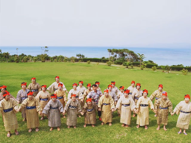 Группа поющих и танцующих бабушек со средним возрастом 84 года набирает популярность в Японии 