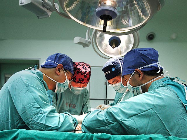 Китайский врач присоединился к команде, которая планирует операцию по пересадке головы россиянину