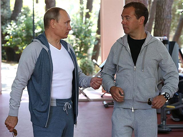 "Если честно, хотелось бы подарить эти картины Путину и Медведеву, но как они отреагируют, узнав о необычной технике написания? И встретиться с ними не так просто: даже думала отправить по почте или отвезти в приемную Кремля", - поделилась она сомнениями