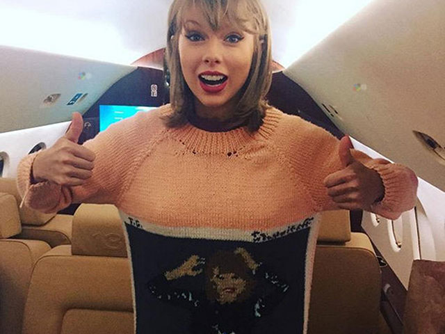 Тейлор Свифт поблагодарила таинственную вязальщицу за свитер со своим портретом 