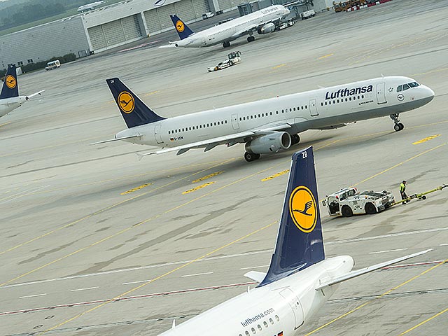 Забастовка пилотов Lufthansa, которая продолжается второй день, привела к отмене порядка 1 тысячи рейсов. Последствия забастовки затронут 140 тысяч пассажиров