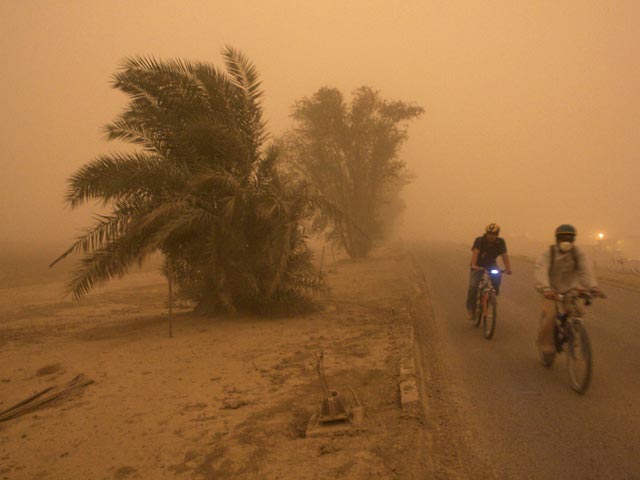 Песчаная буря, пришедшая в Сирию из соседнего Ирака, парализовала во вторник, 8 сентября, жизнь нескольких регионов в долине реки Евфрат. Густые пыльные облака достигли с ветром Дамаска и других провинциальных городов в центре страны