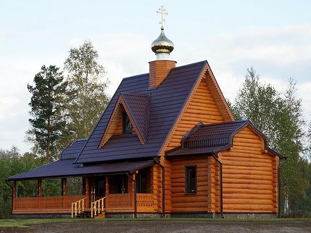В честь трех сибирских святых в Кузбассе возвели храм из кедра. Он появился в селе Краснознаменка, расположенном в Новокузнецком районе