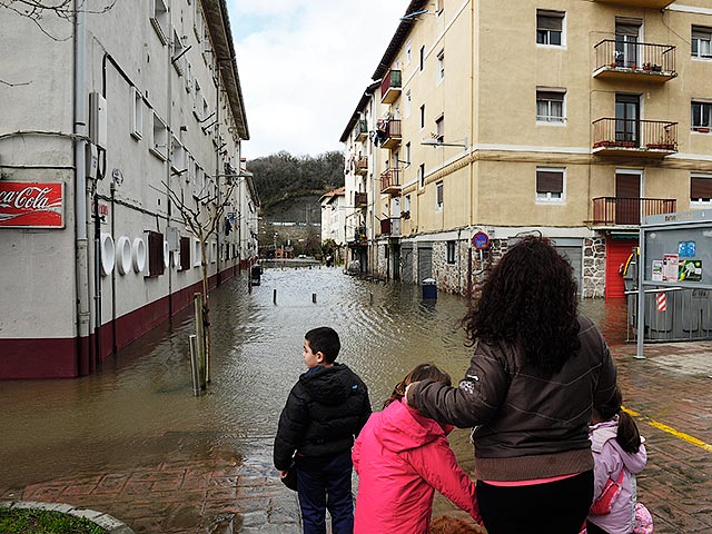 В Испании из-за проливных дождей произошло наводнение: стихия затопила деревни и города юга и юго-востока страны. Сильные потоки воды буквально смывали с дороги легковые и грузовые автомобили