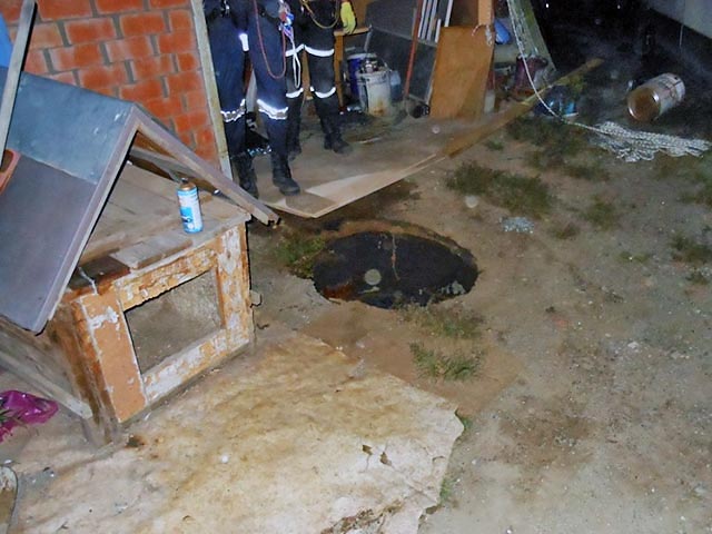 Уголовное дело возбуждено в приморском городе Артеме после того, как во дворе частного дома образовался 15-метровый провал в шурф шахты, куда провалился хозяин подворья