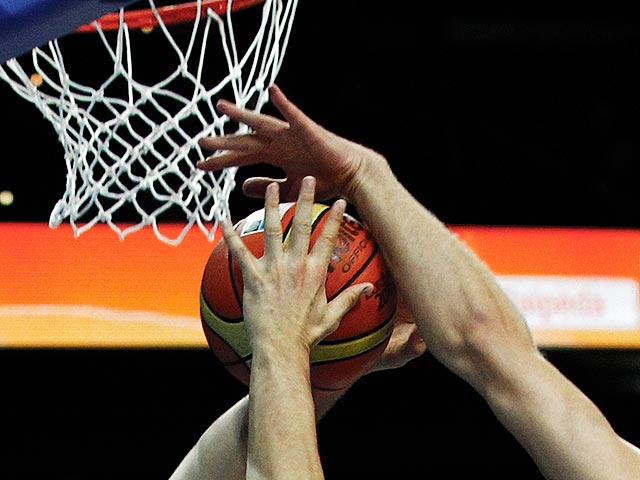 Сборная России по баскетболу потерпела очередное поражение на групповом этапе чемпионата Европы среди мужских команд, уступив в четвертом туре хозяевам соревнований - команде Франции