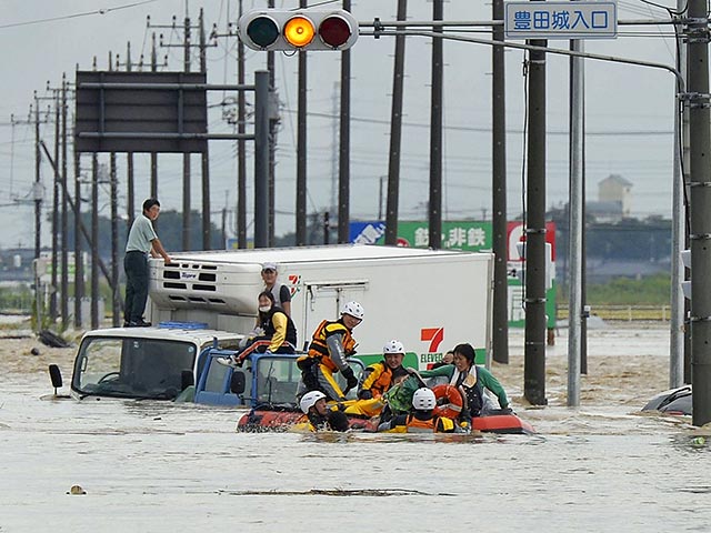 Ливневые дожди, обрушившиеся на острова Японии, привели к катастрофическим последствиям: по меньшей мере восемь человек числятся пропавшими без вести, более 20 получили ранения в результате последствий стихии