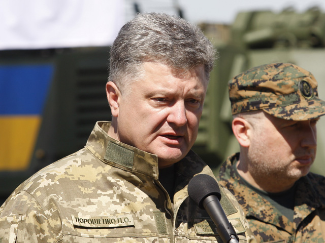 Президент Украины Петр Порошенко заявил, что США и Европа ранее ответили отказом на просьбу Киева об оказании военной помощи в связи с тем, что в украинской армии некому было ее эффективно использовать