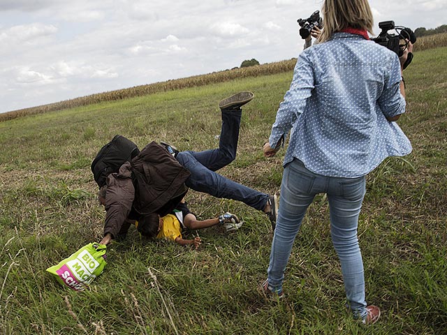 Генеральный прокурор Венгрии Золт Копач объявил о начале расследования дела о хулиганстве в отношении оператора венгерского телеканала N1TV Петры Ласло, которая подставила подножку бегущему от полиции беженцу с ребенком на руках