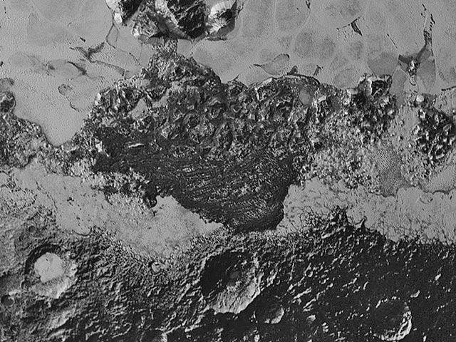 Американское аэрокосмическое агентство опубликовало новые детальные снимки поверхности Плутона, полученные с космического зонда New Horizons