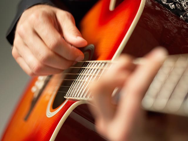 В Хабаровске прохожий избил гитарой уличного музыканта, которого слушала в пешеходном переходе его дочь