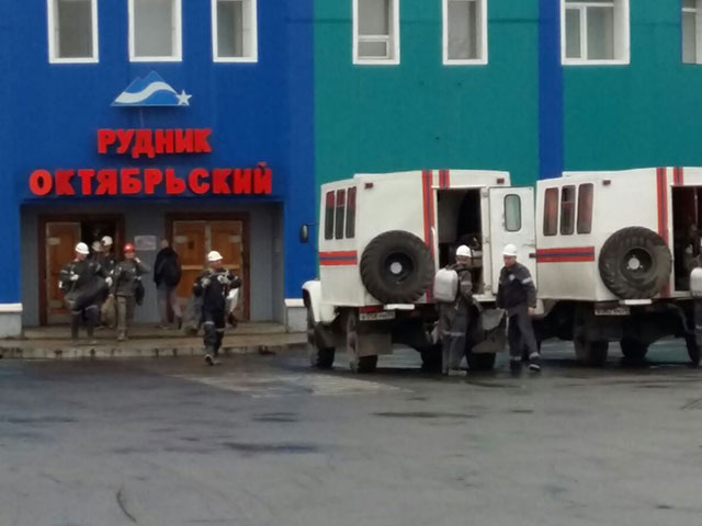 В Норильске на руднике "Октябрьский" произошло обрушение части подпорной стенки. В результате происшествия погибли два человека, еще один получил ранения